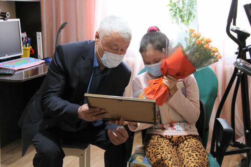 В Туве школьнице с инвалидностью депутат подарил сертификат на ноутбук