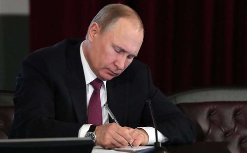 Путин подписал указ о выплате 5 тыс. рублей семьям с детьми 0 до 7 лет