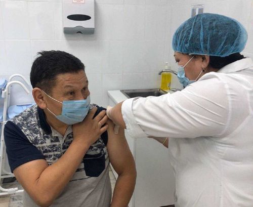 В Туве массовой вакцинации населения от новой коронавирусной инфекции уделяется пристальное внимание