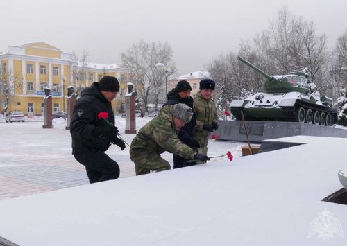 В Туве возложили цветы в честь годовщины снятия блокады Ленинграда