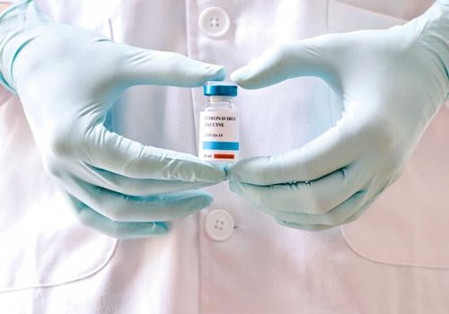 Вакцина "ГАМ - Ковид - ВАК" для больных с хроническими болезнями и людей старше 60 лет