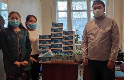Социальным работникам подарили 4500 защитных масок от ОНФ
