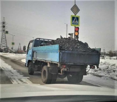 Очевидцы вновь зафиксировали нарушение правил перевозки грузов
