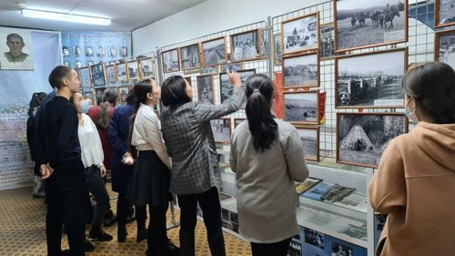 В школах Тувы работает выставка «История ТНР 1921-1944 годов»
