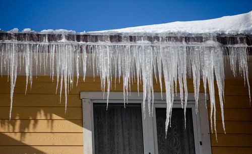 Молодогвардейцы пересчитают опасные сосульки