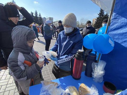 Единороссы угостили жителей столицы блинами и горячим чаем