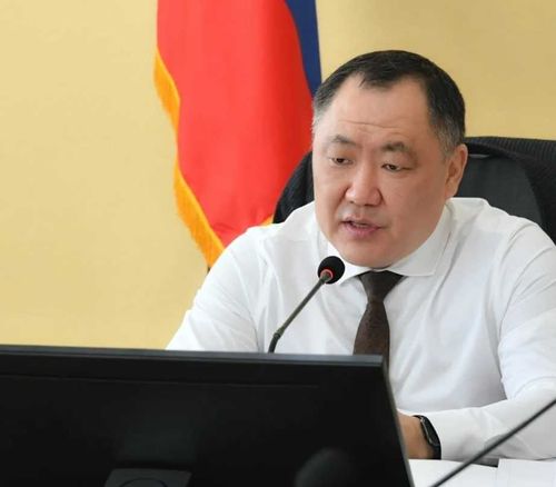 Глава Тувы потребовал как можно скорее подать полноценное тепло в квартиры Хову-Аксы