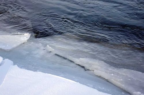 В Туве ищут молодого мужчину, провалившегося под лед