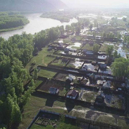 ️ В эонах подтопления Тувы укрепляют дамбы 