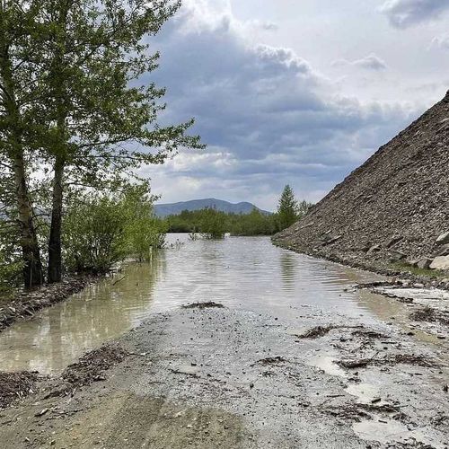 Паводок затопил дороги в Туве 