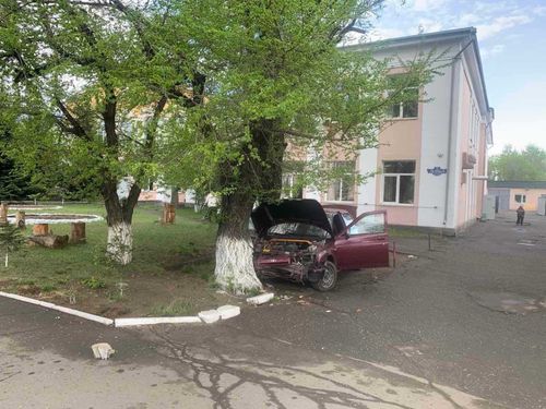 «Наследил». Неизвестный водитель повредил объекты на площади Победы