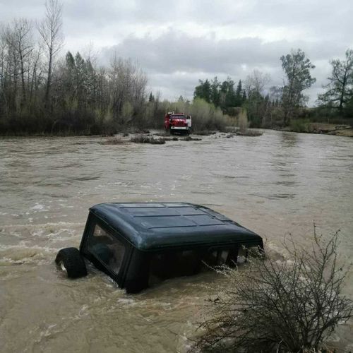 В Туве унесло рекой «УАЗ» с двумя пассажирами
