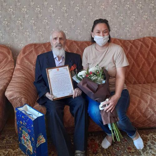 В Туве с 90-летием поздравили ветерана труда Николая Лосева