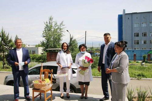 «Единая Россия» поздравляет медиков Тувы с Днем медработника