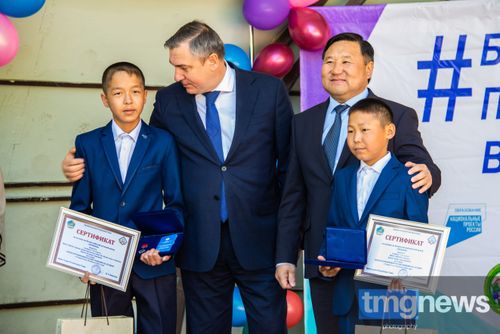 Врио главы Тувы вручил награды юным героям за спасение детей на воде
