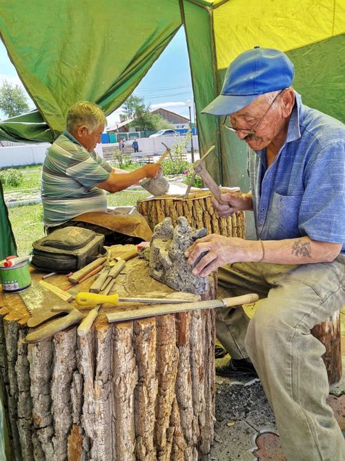 В Чаа-Холе проходит конкурс среди камнерезов