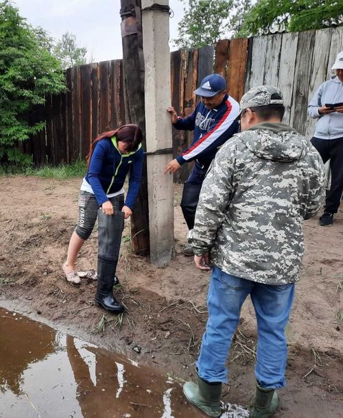 Мэр Кызыла подарил свои резиновые сапоги женщине, пострадавшей от паводка