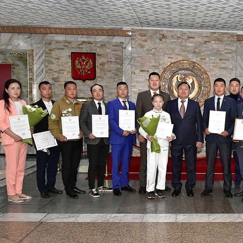 В Туве наградили активистов в День молодежи