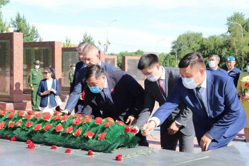 В День памяти и скорби врио главы Тувы возложил цветы к Вечному огню