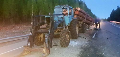 Авария с трактором в Туве: два человека погибли