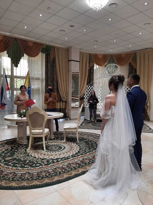 Замуж можно только с двумя гостями