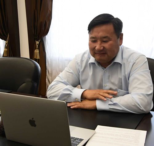 Врио главы Тувы лично поздравил выпускников-медалистов