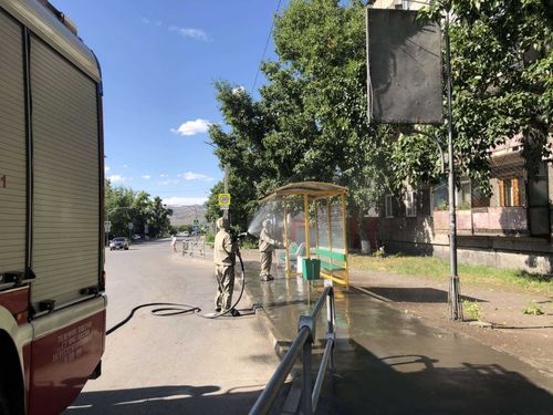 Кызыл дезинфицирует автобусные остановки и подъезды