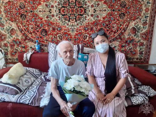 В Туве росгвардейцы поздравили труженика тыла с 98-летием