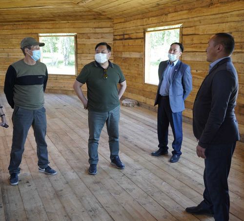 Б.Монгуш: "Ховалыг решает крупные проблемы и не обходит мелочи"