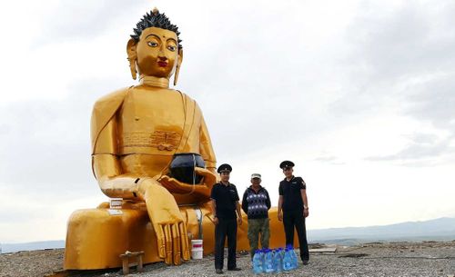 В Туве росгвардейцы оказывают благотворительную помощь при возведении статуи Будды на вершине горы Догээ