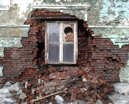 Латаем дыры аварийного дома: афера или ошибка?