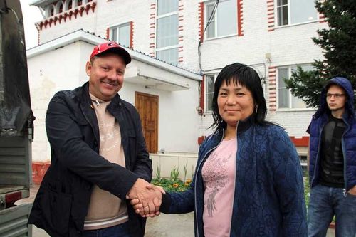 Ойна: Золото добывают и про помощь не забывают