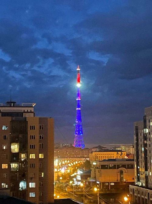 В Якутии телебашню подсвечивают цветами флагов регионов, помогающих тушить пожары