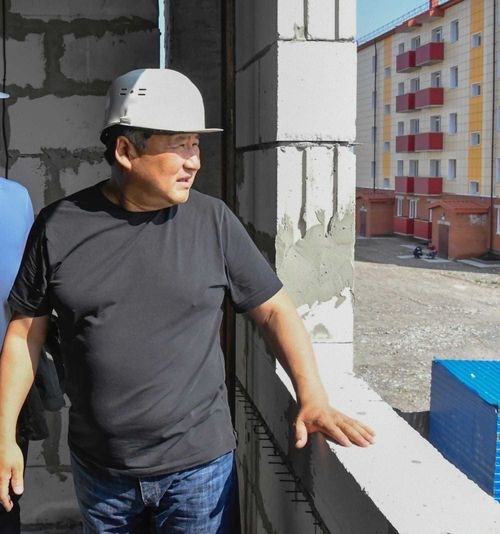 Строительство остаётся главной темой вопросов в "Прямой разговор" с В.Ховалыгом