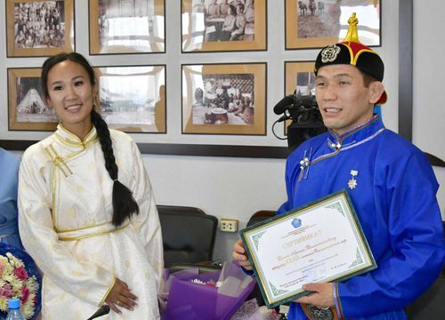 Артасу Санаа вручили сертификат на земельный участок 