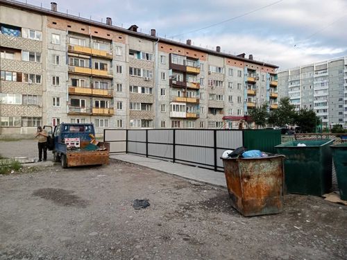 В Кызыле приводят в порядок места под мусорные контейнеры 