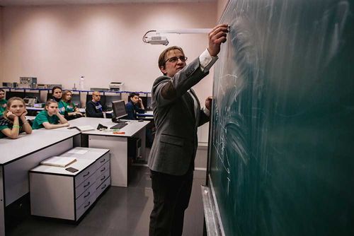 Педагогам техникумов и колледжей начали доплачивать за классное руководство