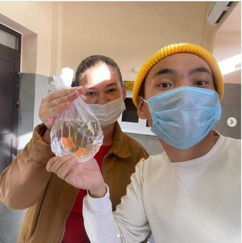 Избиратель из Тувы пришел на выборы с рыбкой