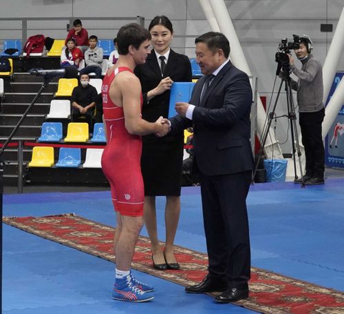 Владислав Ховалыг вручил государственные награды спортсменам