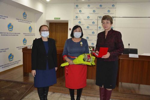 Самоотверженность и профессионализм: в Туве наградили работников здравоохранения