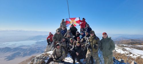 В Туве бойцы спецподразделения Росгвардии покорили вершину горы Буура