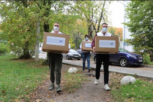 «Единая Россия» мобилизует волонтерские центры в регионах в связи с пиковой нагрузкой на систему здравоохранения