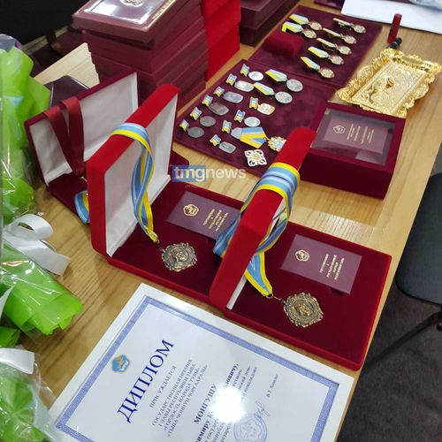 В Туве вручены государственные и республиканские награды