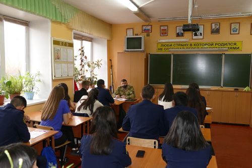 Росгвардейцы Тувы знакомят школьников со своей профессией