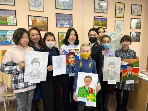 Юные художники Тувы нарисовали героев Росгвардии