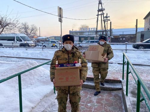 Росгвардейцы Тувы помогают Деду Морозу вручать сладости