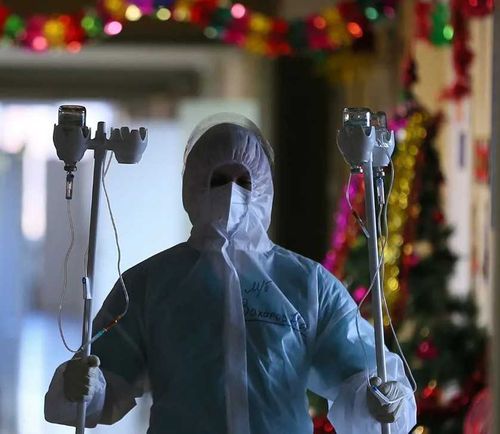 Путин поручил удвоить надбавки медикам, борющимся с COVID-19 в праздники