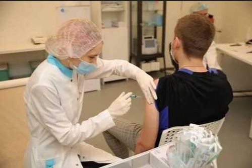 В России до конца года провакцинируют подростков