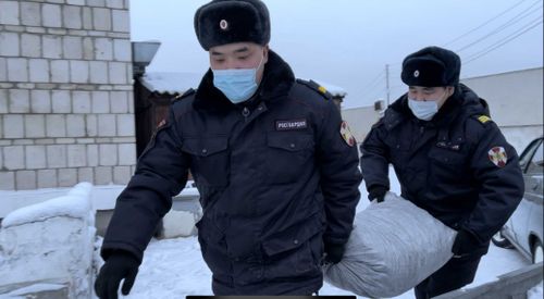 В Туве сотрудники Росгвардии «поделились теплом» с престарелыми