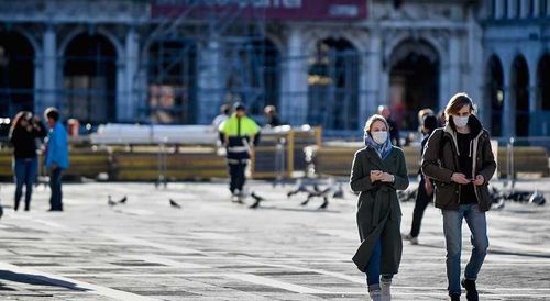 В Европе волна омикрона пошла на спад. Отменяют ограничения